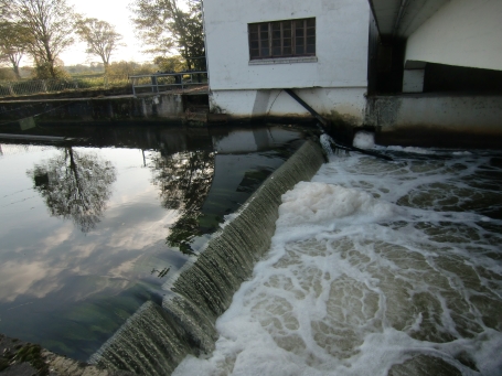 Weeze : Kervenheimer Straße, Wehr mit Schleuse an der Niers